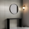 Wnętrze korytarza z lustrzanym okrągłym lustrem i ścianą pokrytą metaliczną płytą węglową do salonu o subtelnym, pionowym szczotkowaniu