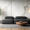 Panele WPC NP 24003 w marmurowym wzorze na ścianie w nowoczesnym salonie z sofą i lampą stojącą