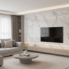Nowoczesny salon z jasną, marmurową ścianą wykończoną elegancką płytą węglową w połysku UHD 9049 za telewizorem, tworzącą luksusową aranżację wnętrza