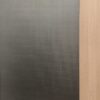 Ujęcie panelu WPC w grafitowym kolorze z drobnym geometrycznym wzorem i subtelnym metalicznym połyskiem